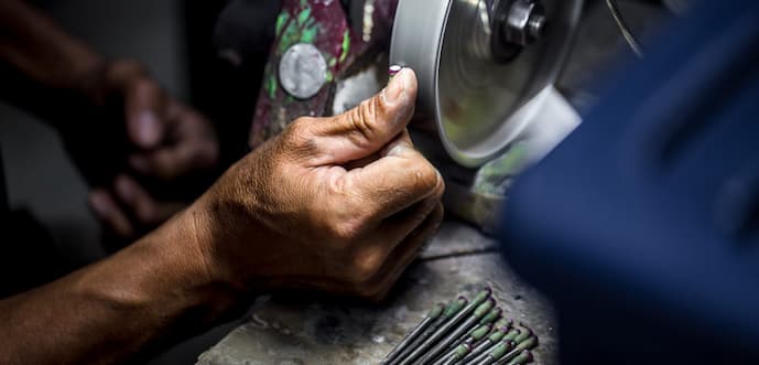Por que a afiação regular de facas industriais é essencial para a eficiência da sua produção